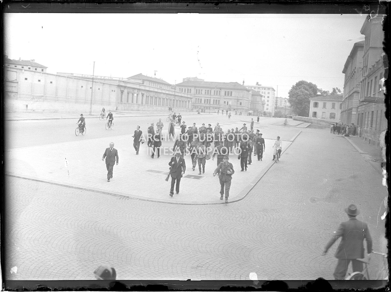 Soldati tedeschi catturati a Milano nella prima giornata dell'insurrezione generale e diretti alla caserma di via della Moscova