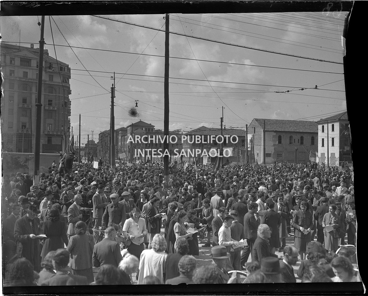 Seconda giornata di insurrezione generale a Milano: folla in piazzale Loreto a Milano commemora i 15 partigiani fucilati dai nazifascisti