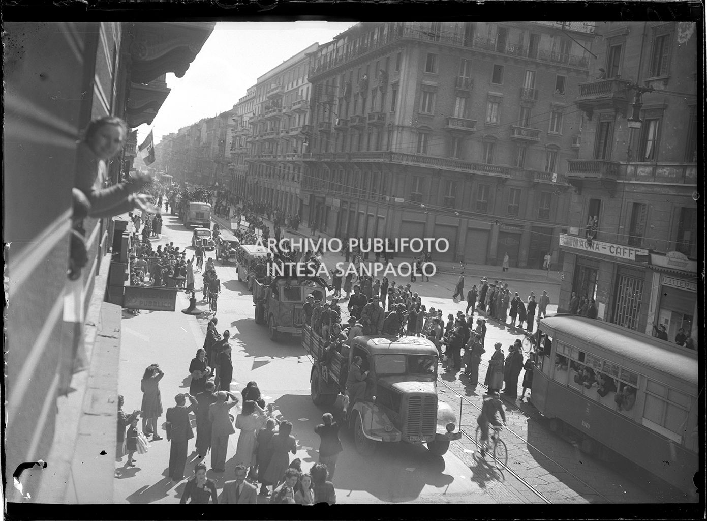 Ingresso delle colonne partigiane e sfilata per le vie di Milano nella quarta giornata dell'insurrezione generale
