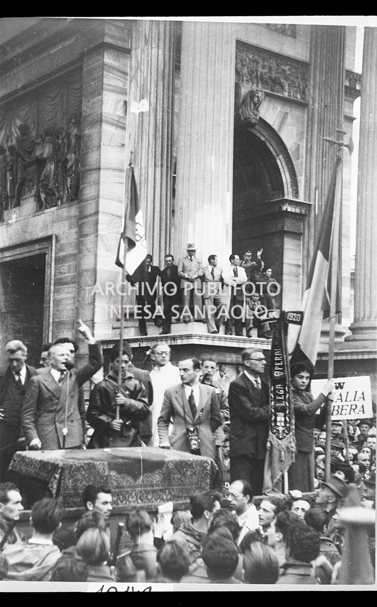 Comizio del socialista Sandro Pertini all'Arco della Pace nella Milano appena liberata