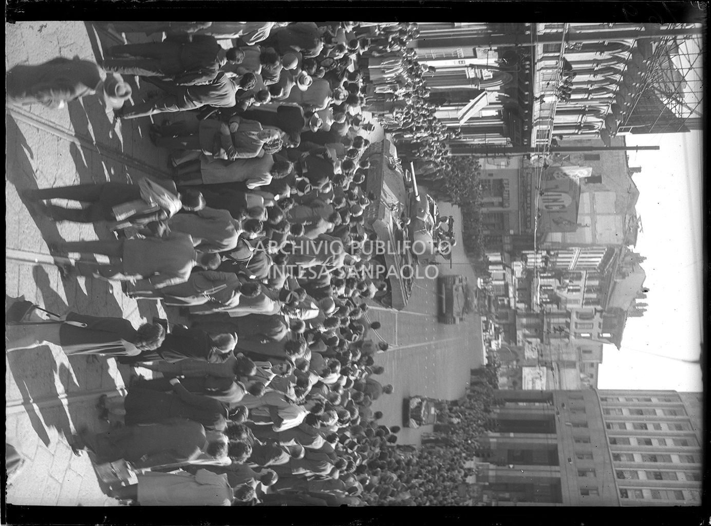 Settimana giornata di insurrezione generale: folla in piazza San Babila a Milano accoglie le truppe alleate arrivate in città