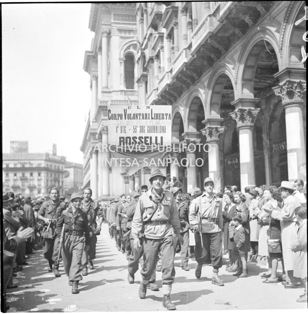 Sfilata in piazza del Duomo a Milano del 4° battaglione, 55ª Brigata Garibaldina Rosselli, del C.V.L. (Corpo Volontari della Libertà)