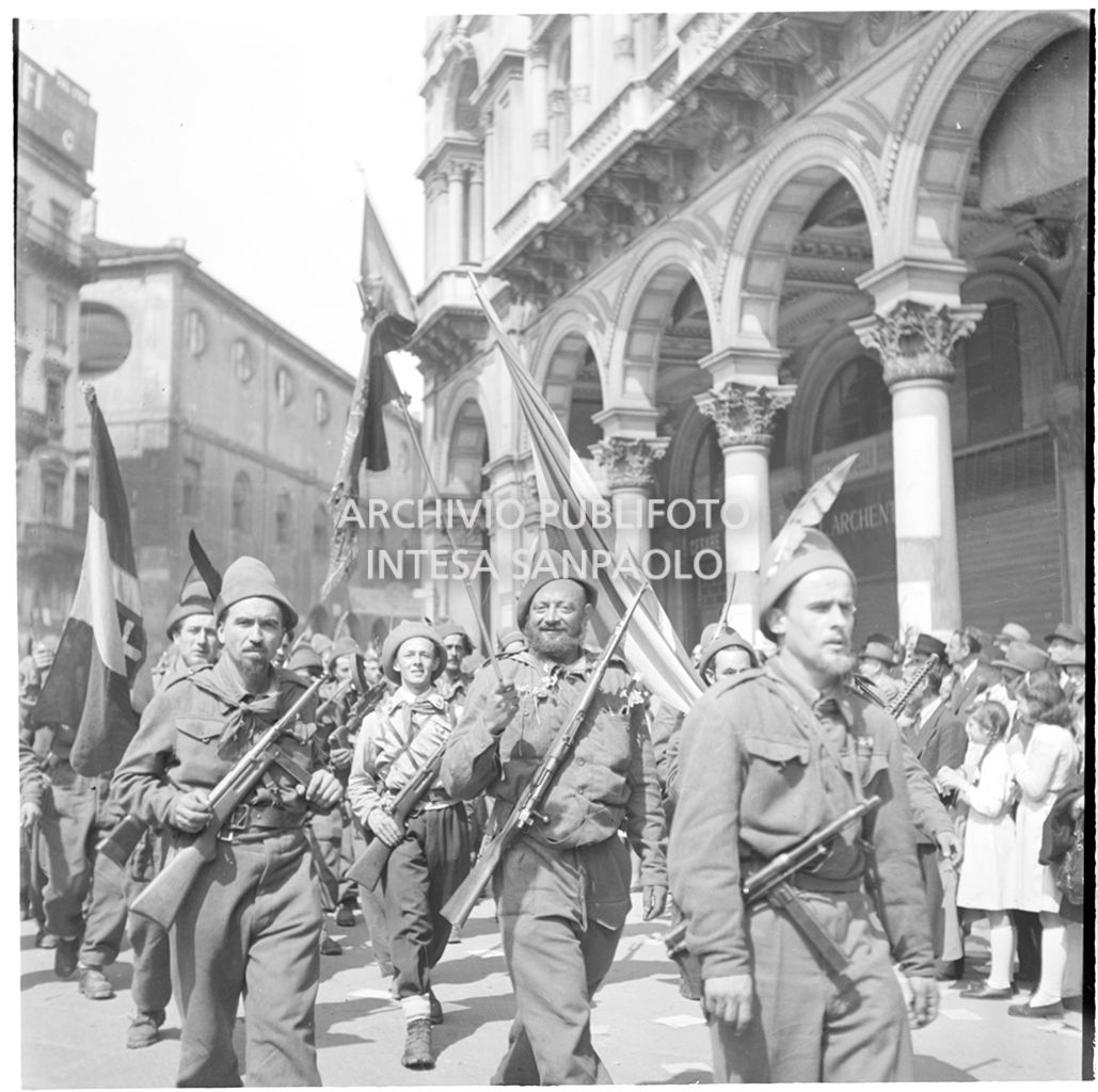 Sfilata in piazza del Duomo a Milano delle formazioni partigiane