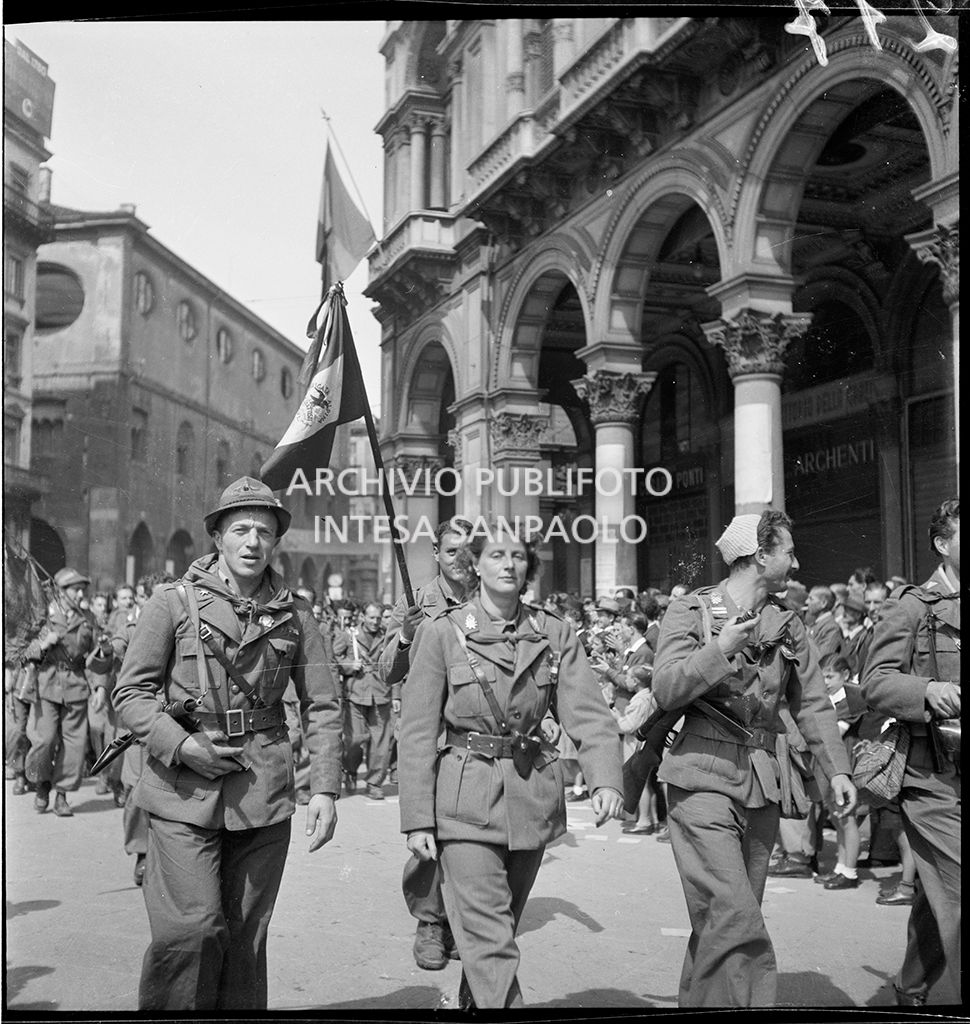 Sfilata in piazza del Duomo a Milano delle formazioni partigiane