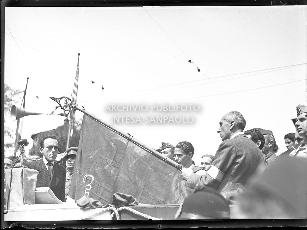 Cerimonia di assegnazione della medaglia d'oro alla bandiera del C.V.L. (Corpo volontari della libertà)