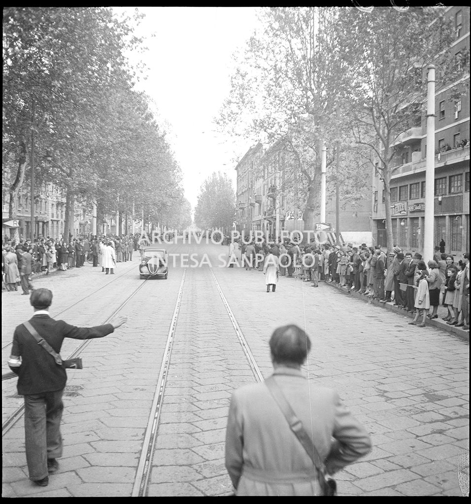 Partigiani armati e popolazione per strada a Milano nelle giornate dell'insurrezione generale