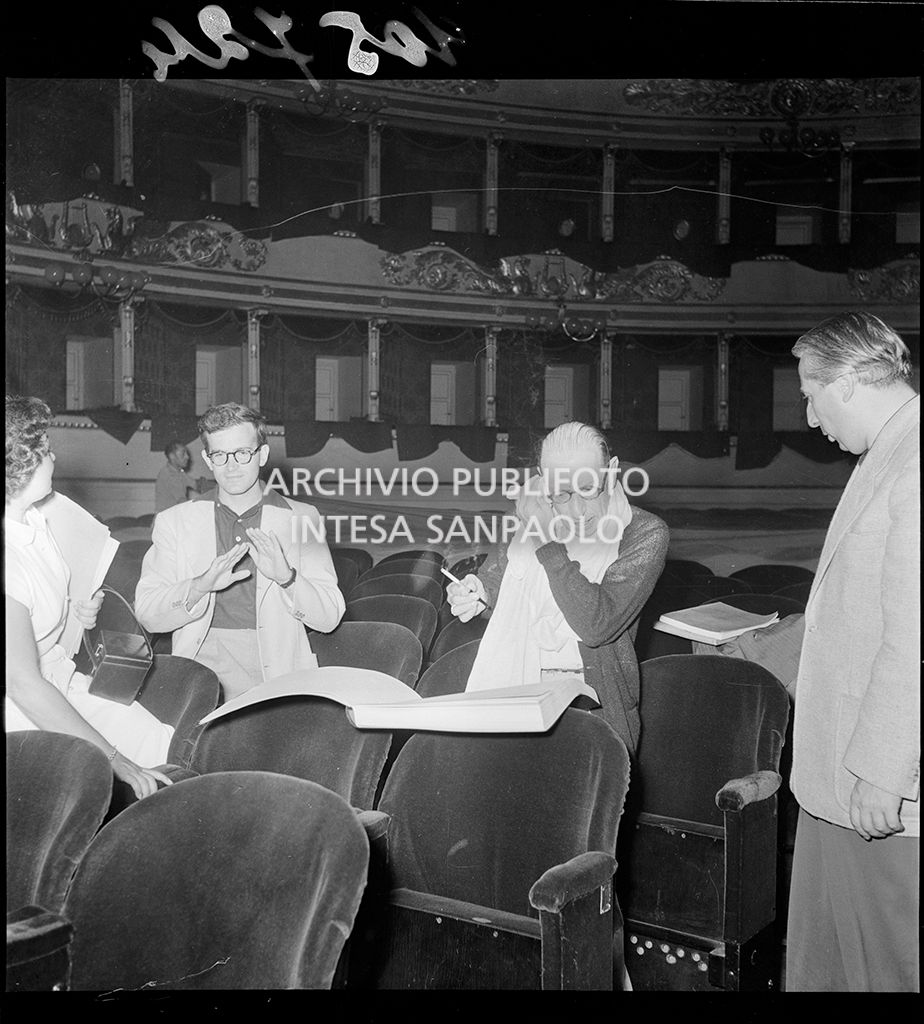 Il compositore e direttore d'orchestra Igor Stravinskij al Teatro alla Scala durante le prove di "The Rake's Progress"