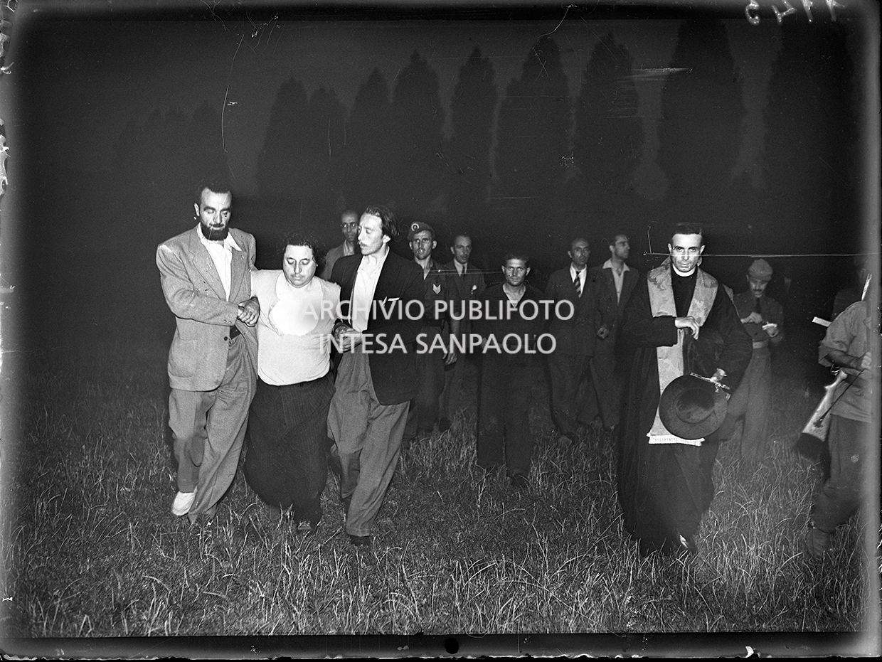 Guido Buffarini Guidi viene accompagnato sul luogo dove avverrà l'esecuzione capitale presso il campo sportivo "Giuriati" a Milano