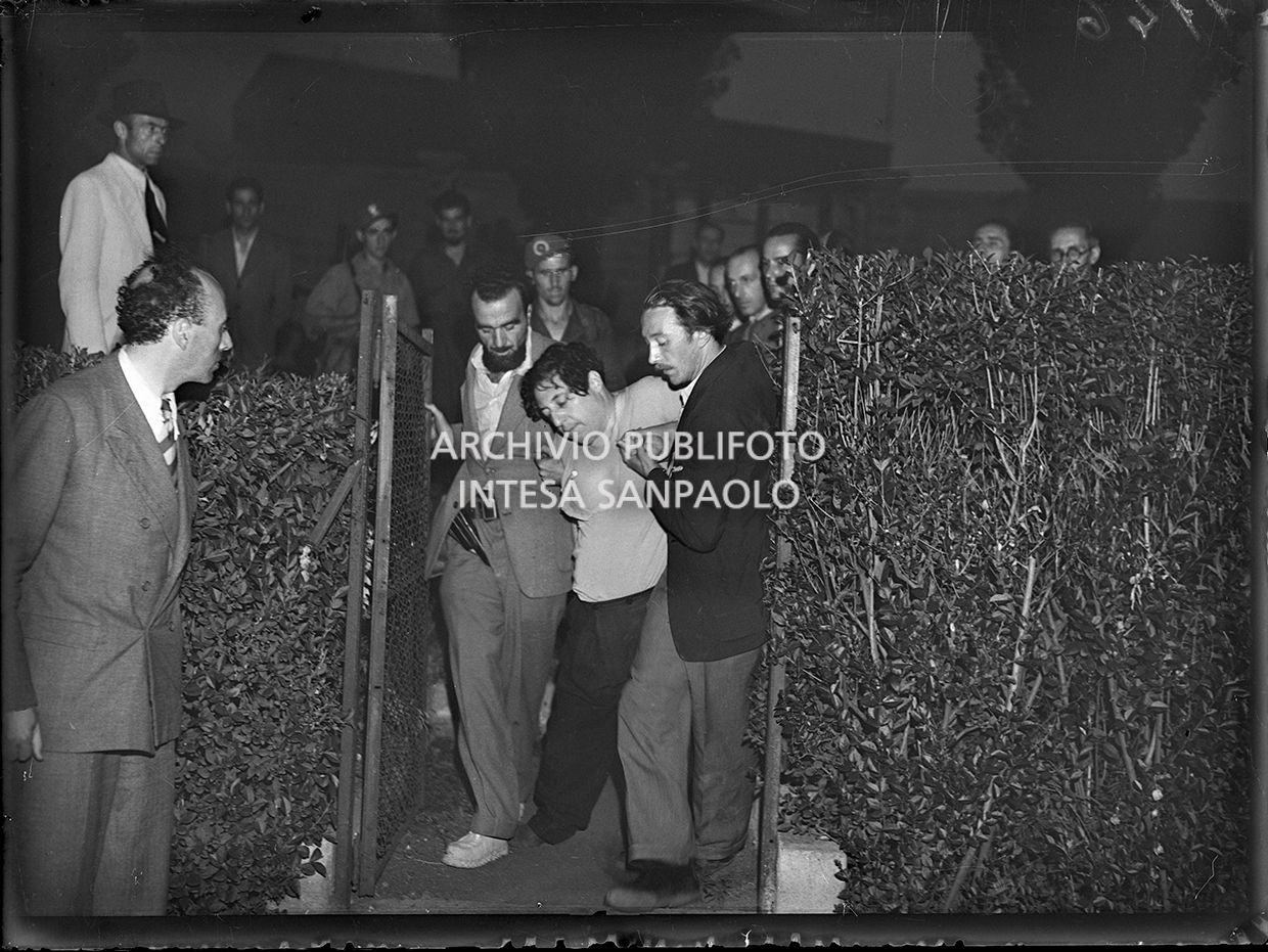 Guido Buffarini Guidi viene accompagnato sul luogo dove avverrà l'esecuzione capitale presso il campo sportivo "Giuriati" a Milano