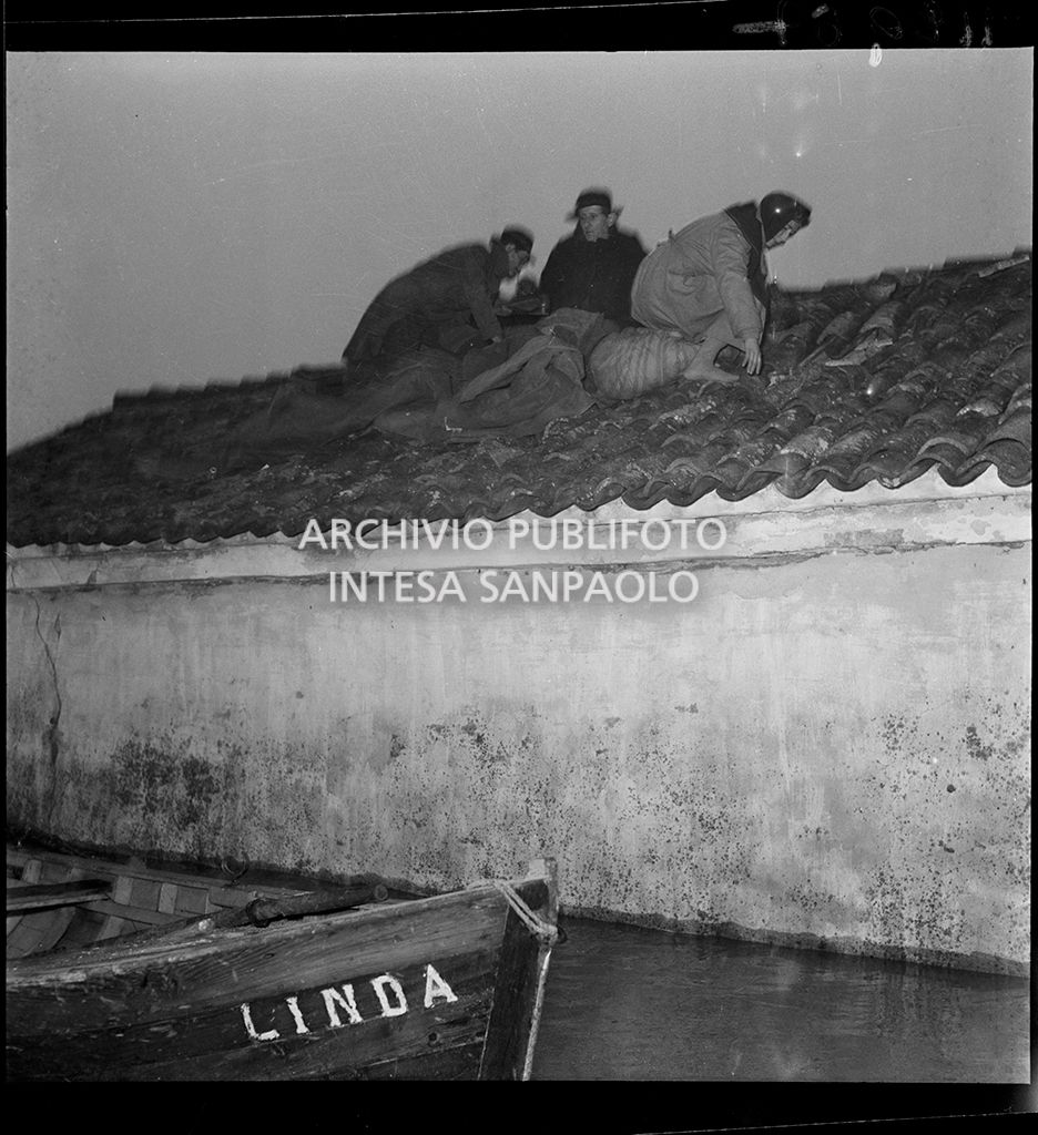 Sfollati al riparo sui tetti durante l'alluvione del Polesine
