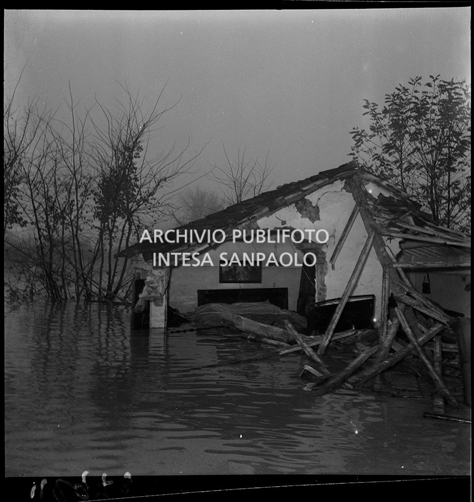 Un'abitazione distrutta dalla forza dell'acqua durante l'alluvione del Polesine
