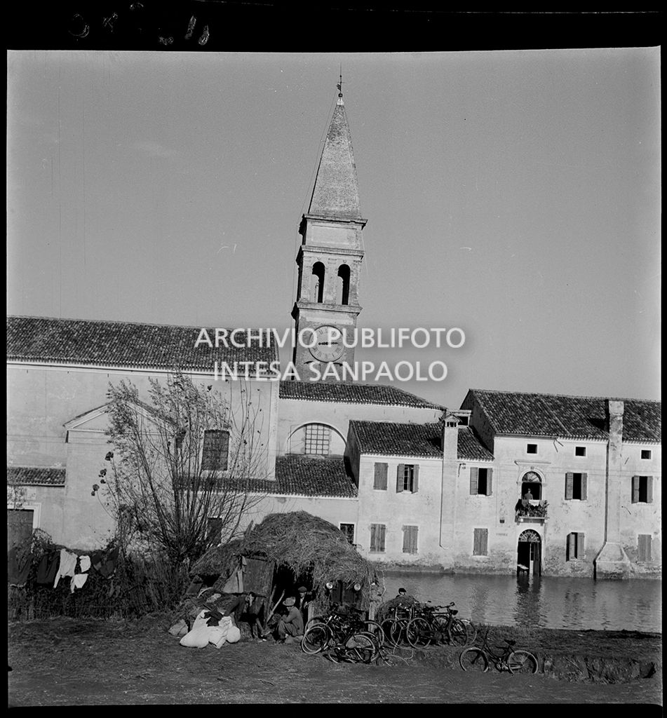 Alluvioni: rive del Po, accampamenti