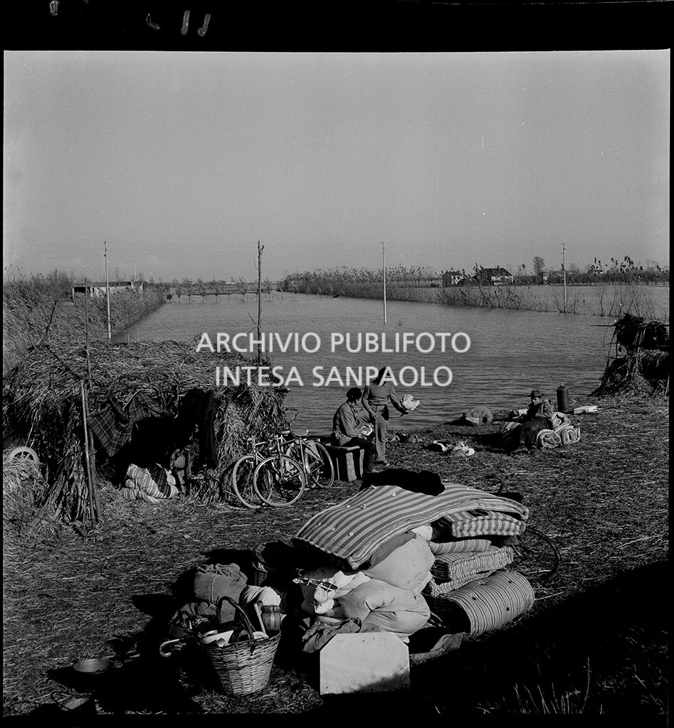 Alluvioni: rive del Po, accampamenti