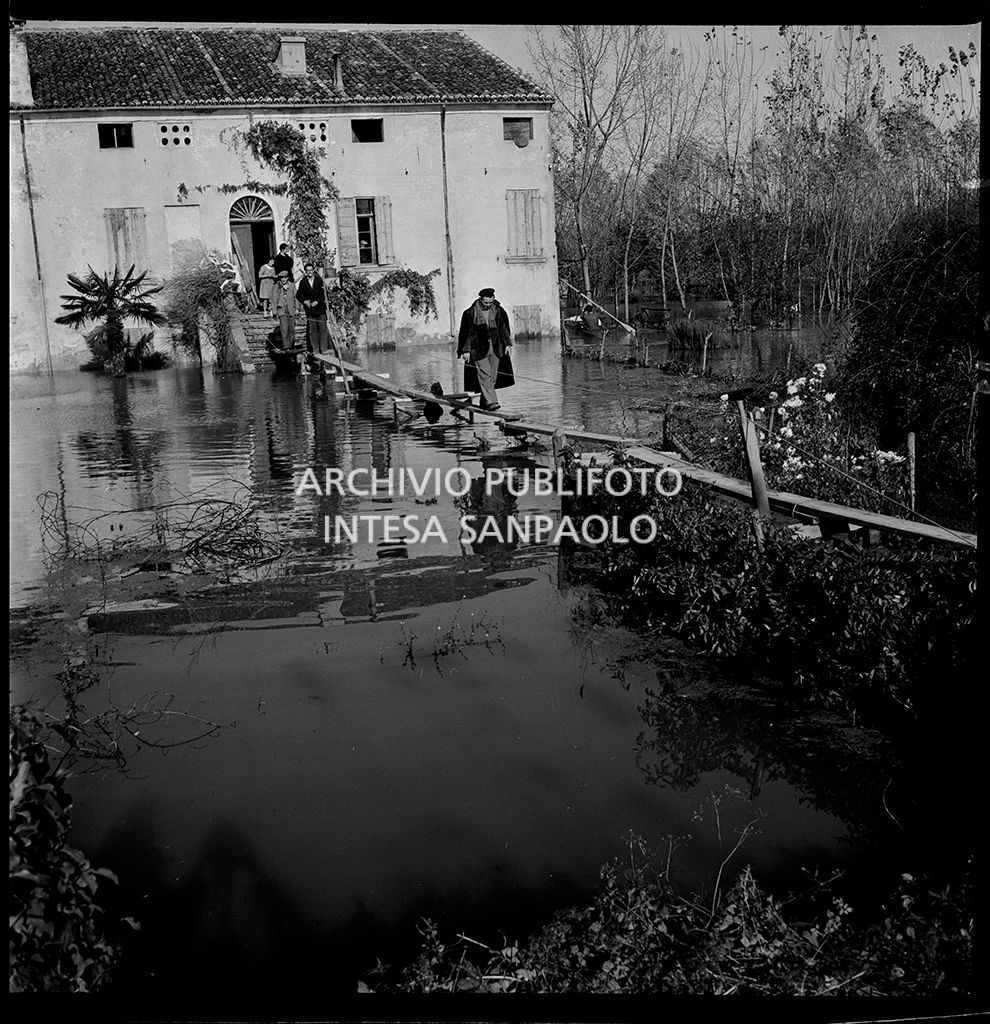 Alluvioni: rive del Po, accampamenti