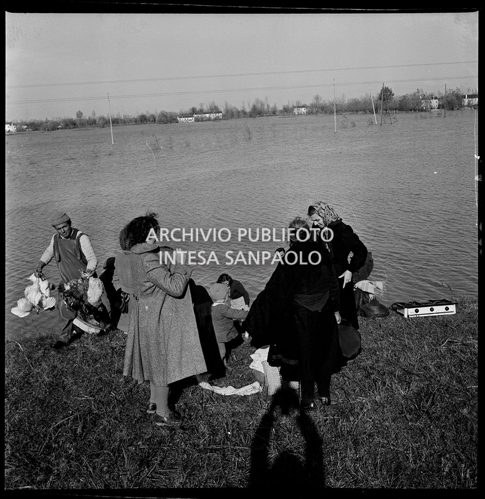 Alluvioni: rive del Po, accampamenti