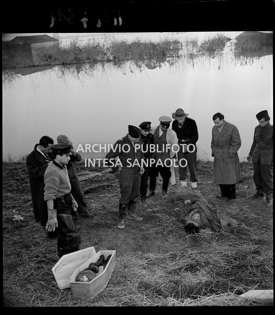 Militari osservano le salme delle vittime dell'alluvione del Polesine a Frassinelle