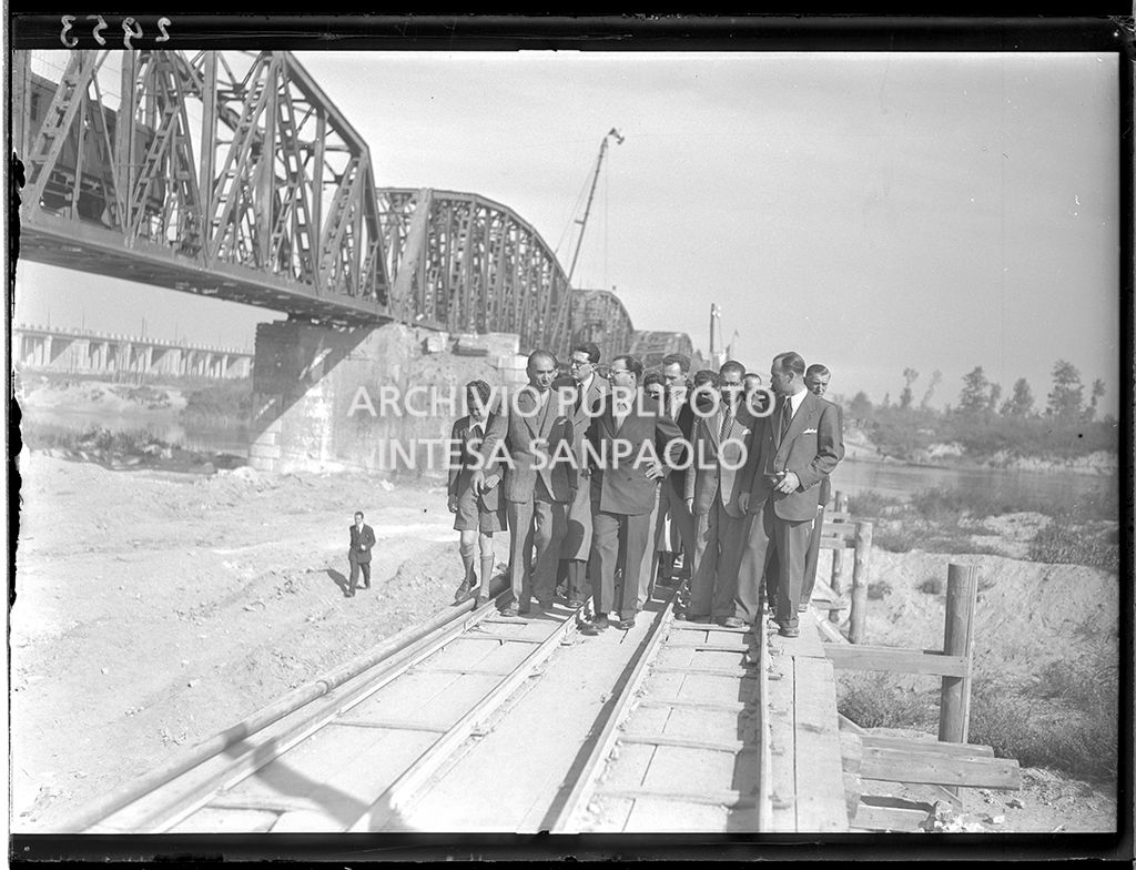 Ugo La Malfa, ministro dei Trasporti del Regno d'Italia, presso il ponte sul Po a Piacenza in occasione della sua inaugurazione