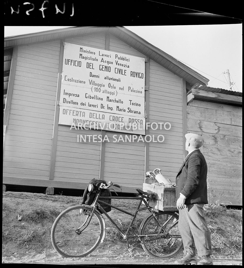 Cartello che annuncia la costruzione del Villaggio Oslo nel Polesine finanziato dalla Croce Rossa Norvegese e Italiana<br>147543