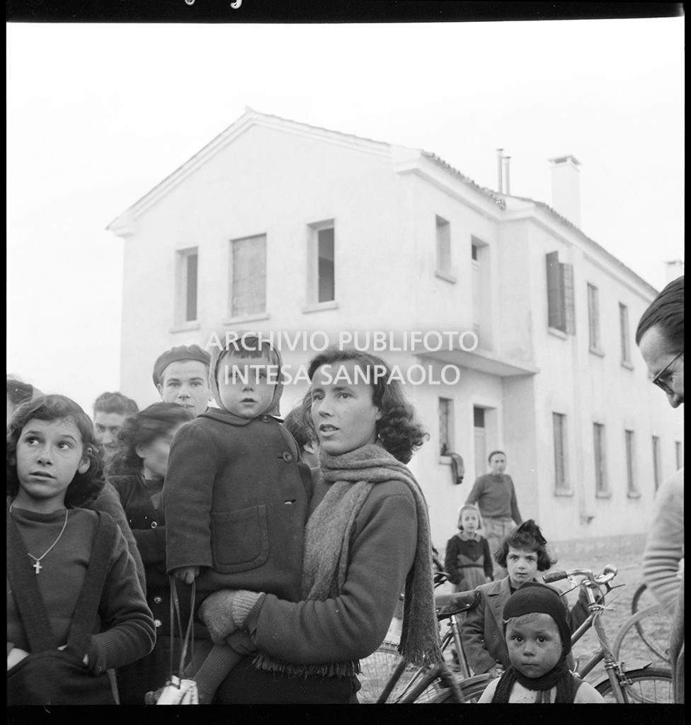 Polesani sfollati a causa dell'alluvione del novembre 1951 nei pressi dei nuovi alloggi ricostruiti<br>147565