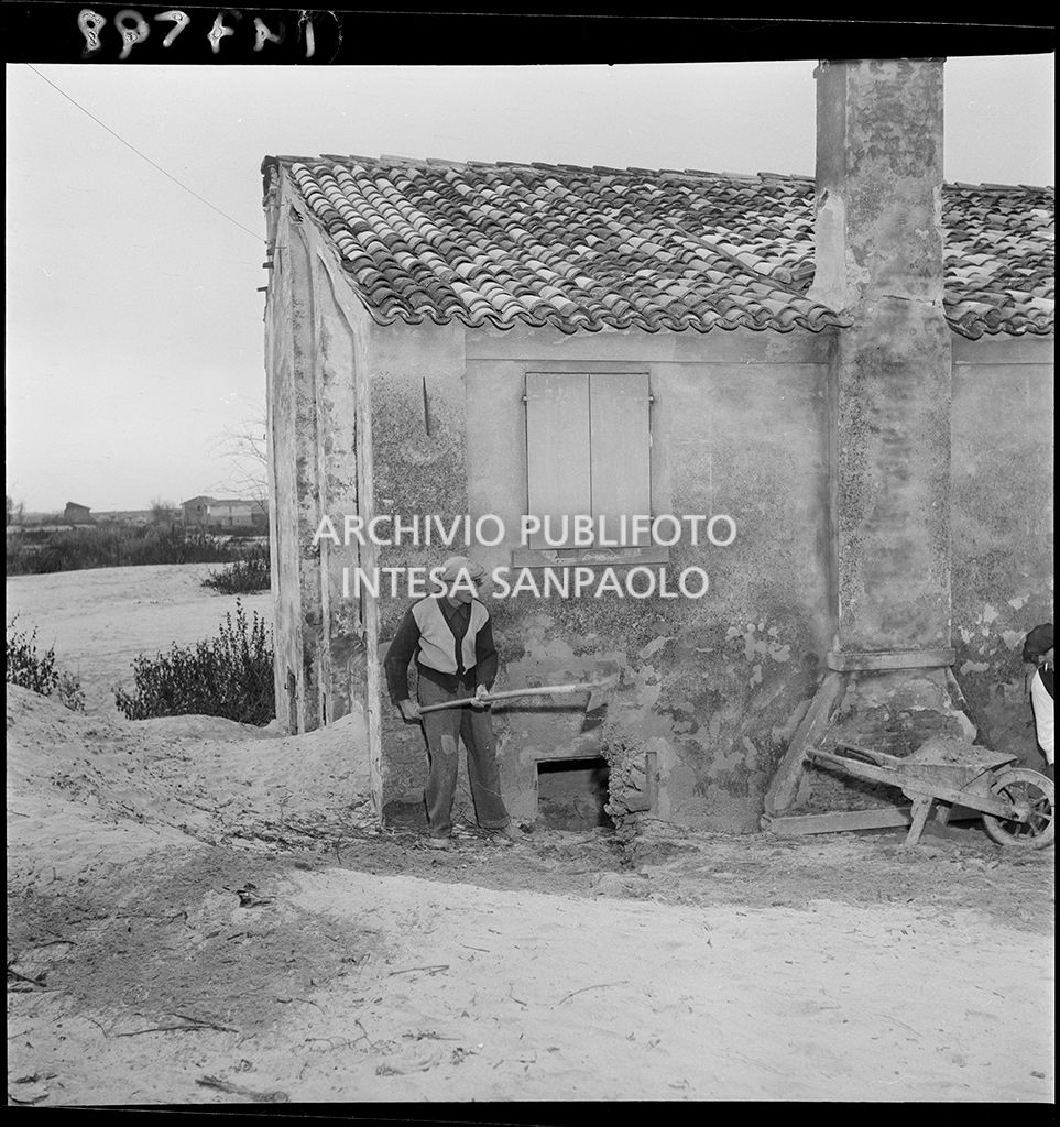 Rimozione della sabbia portata dall'alluvione<br>147598