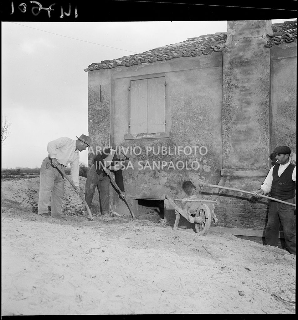 Rimozione della sabbia portata dall'alluvione<br>147601