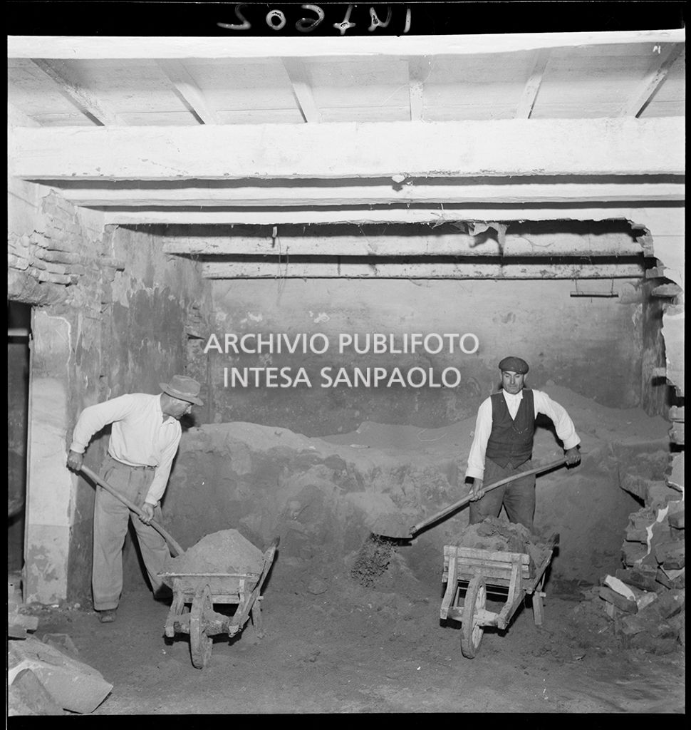 Rimozione della sabbia portata dall'alluvione<br>147602