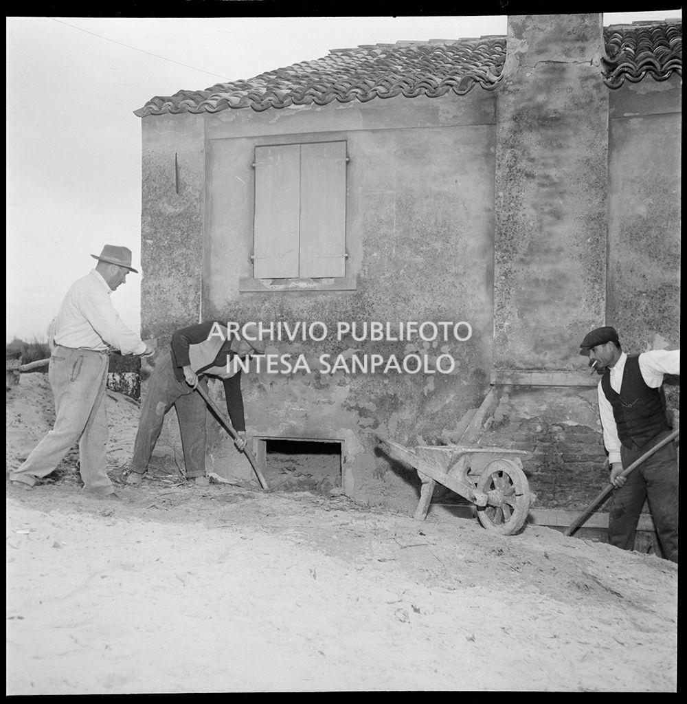 Rimozione della sabbia portata dall'alluvione<br>147604