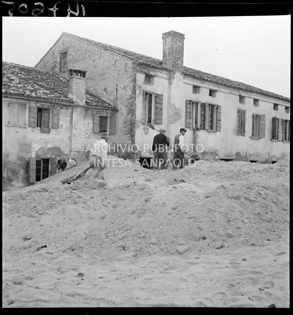 Rimozione della sabbia portata dall'alluvione<br>147605