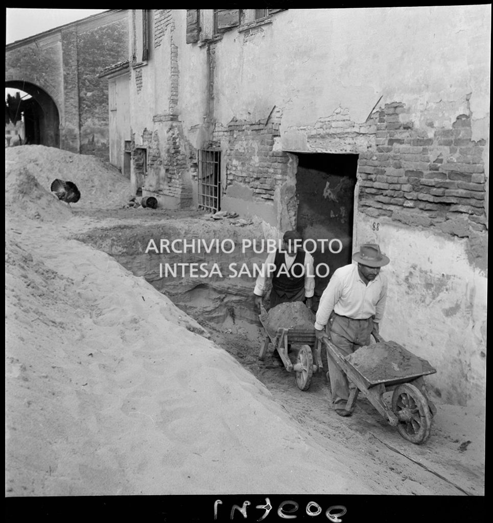 Rimozione della sabbia portata dall'alluvione<br>147606