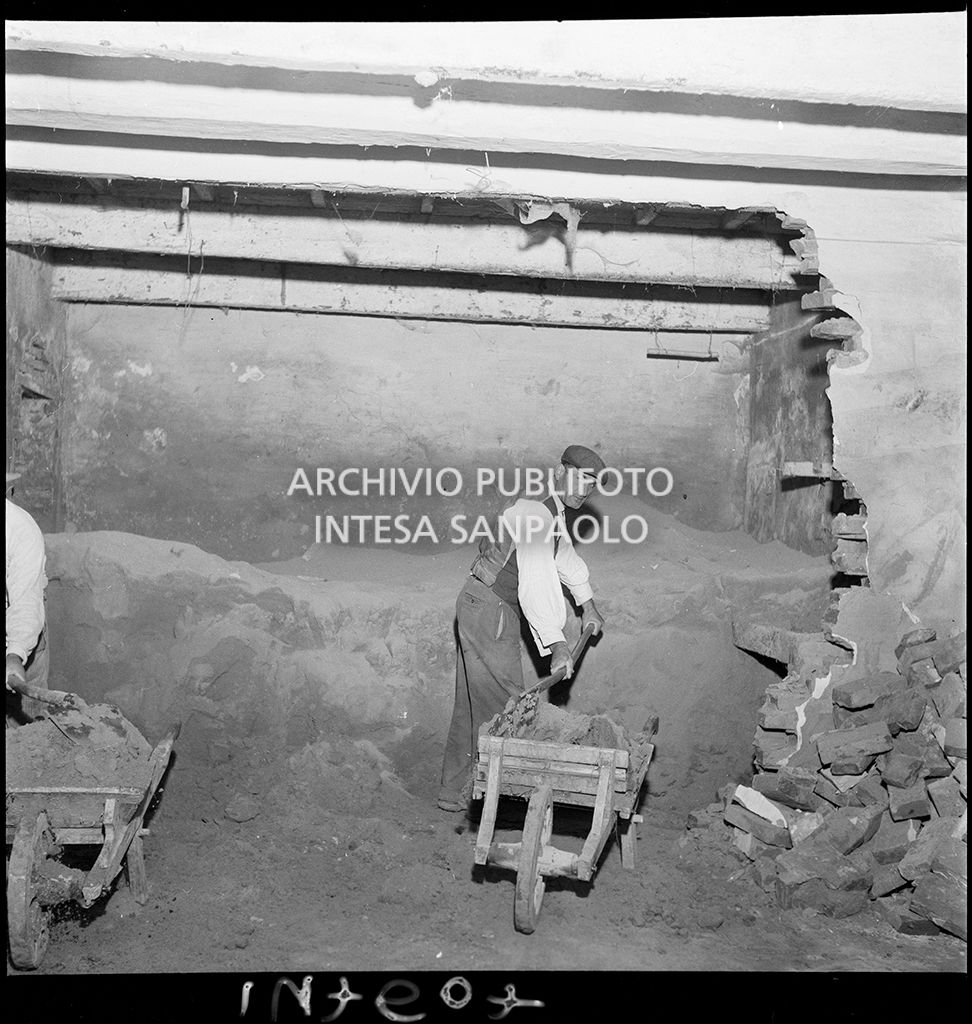 Rimozione della sabbia portata dall'alluvione<br>147607