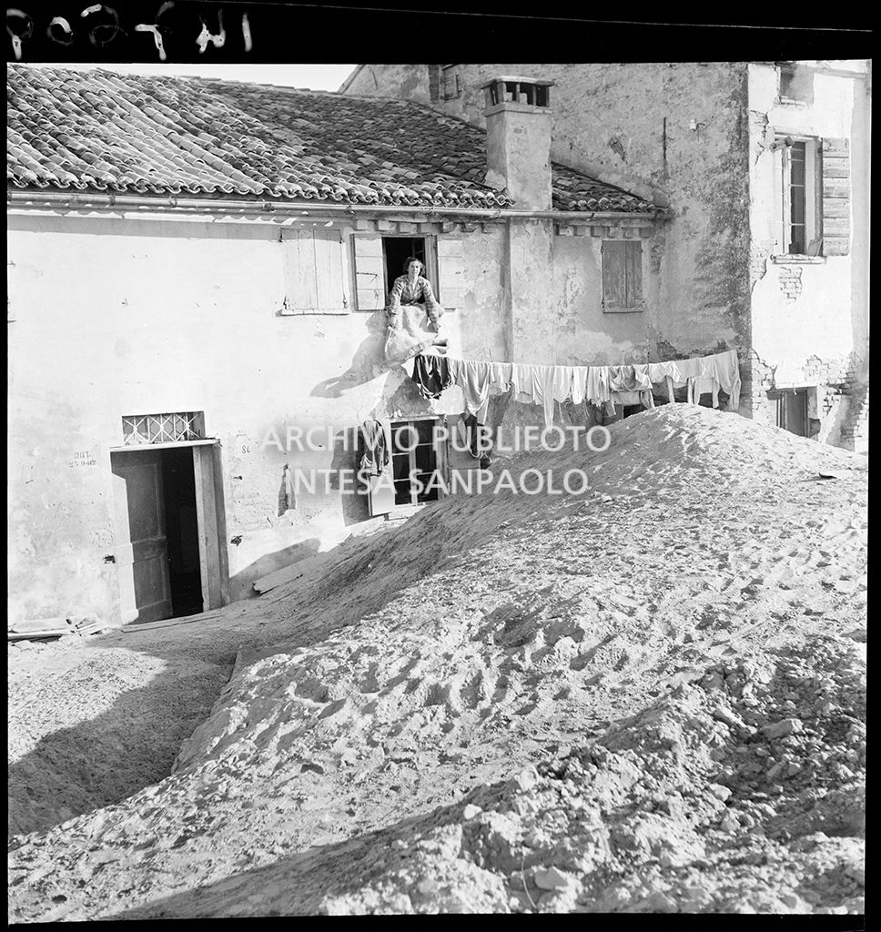 Rimozione della sabbia portata dall'alluvione<br>147609