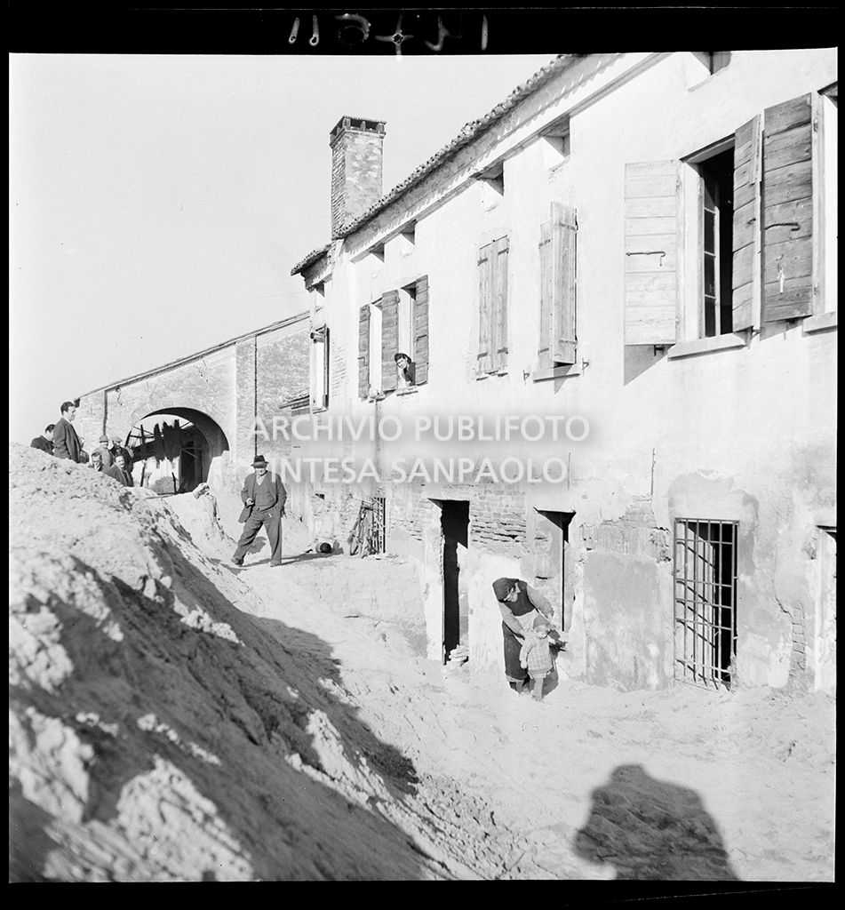 Rimozione della sabbia portata dall'alluvione<br>147611