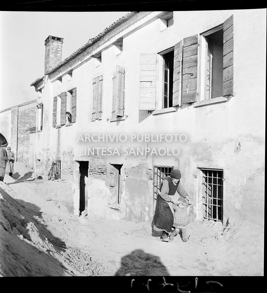 Rimozione della sabbia portata dall'alluvione<br>147612