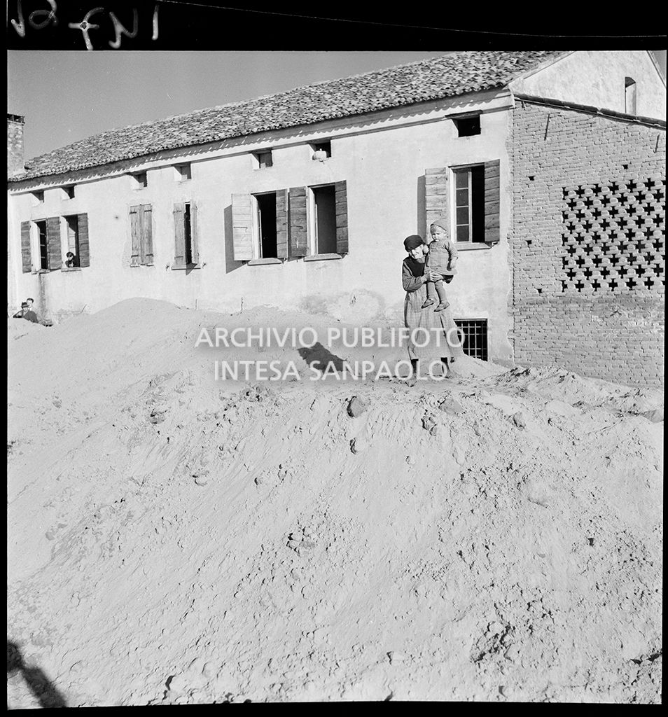 Rimozione della sabbia portata dall'alluvione<br>147614