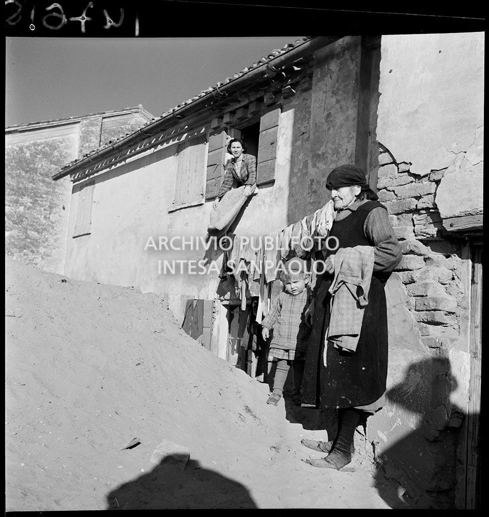 Rimozione della sabbia portata dall'alluvione<br>147615