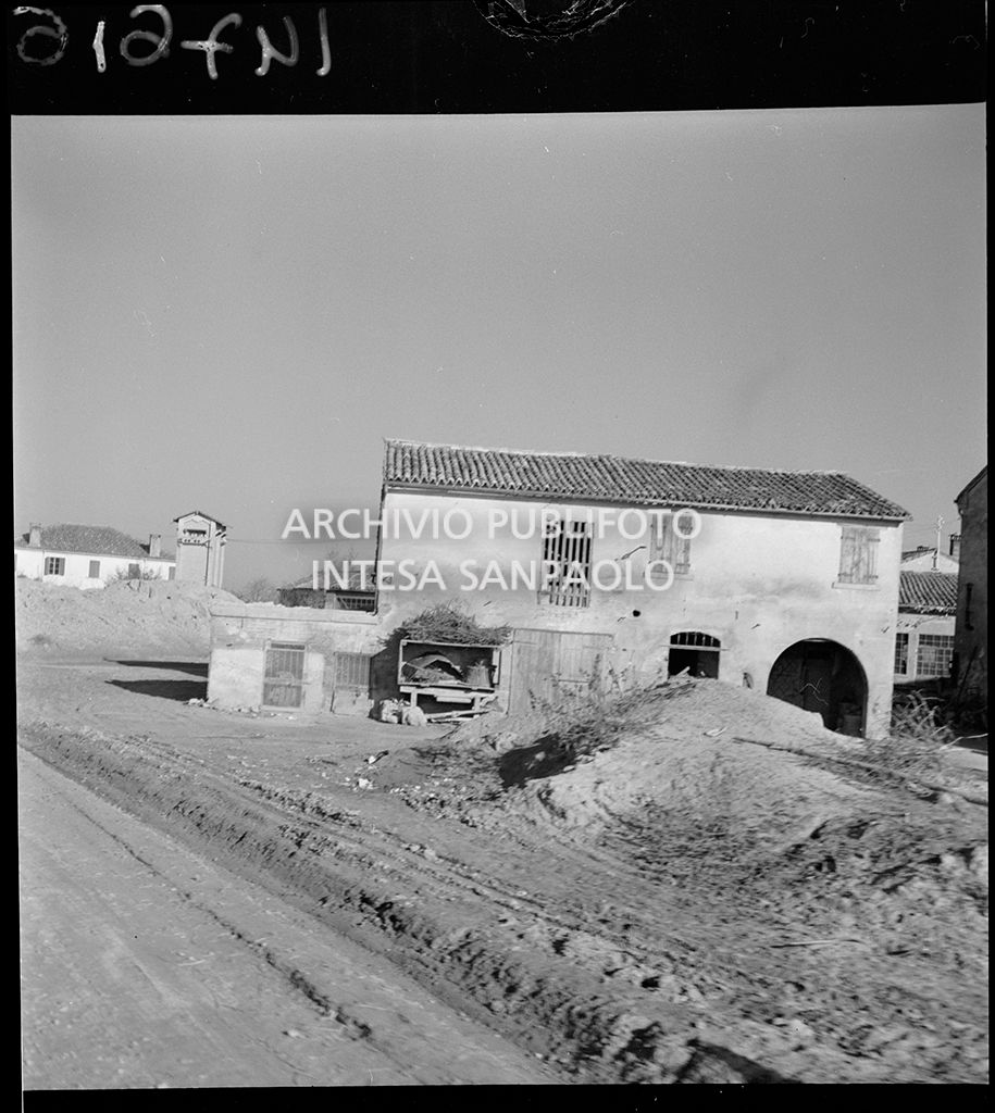 Rimozione della sabbia portata dall'alluvione<br>147616