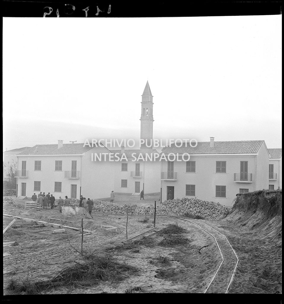 Rimozione della sabbia portata dall'alluvione<br>147619