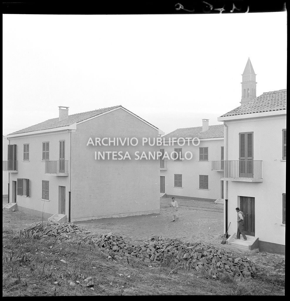 Rimozione della sabbia portata dall'alluvione<br>147620