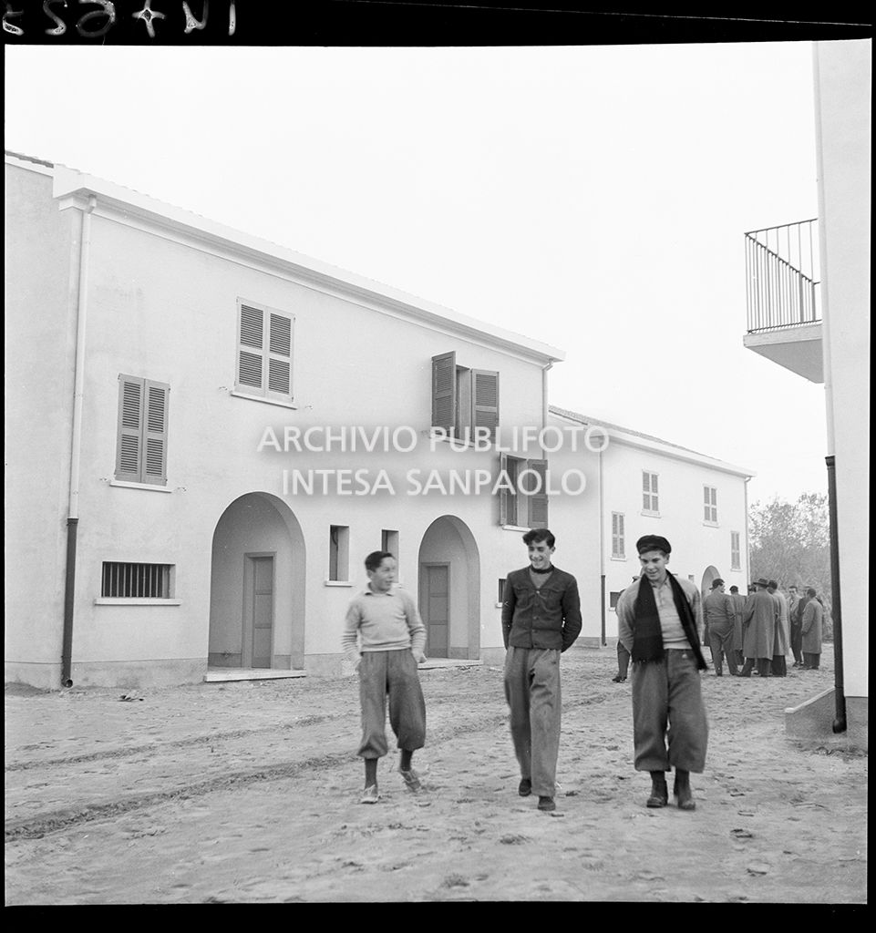 Rimozione della sabbia portata dall'alluvione<br>147623