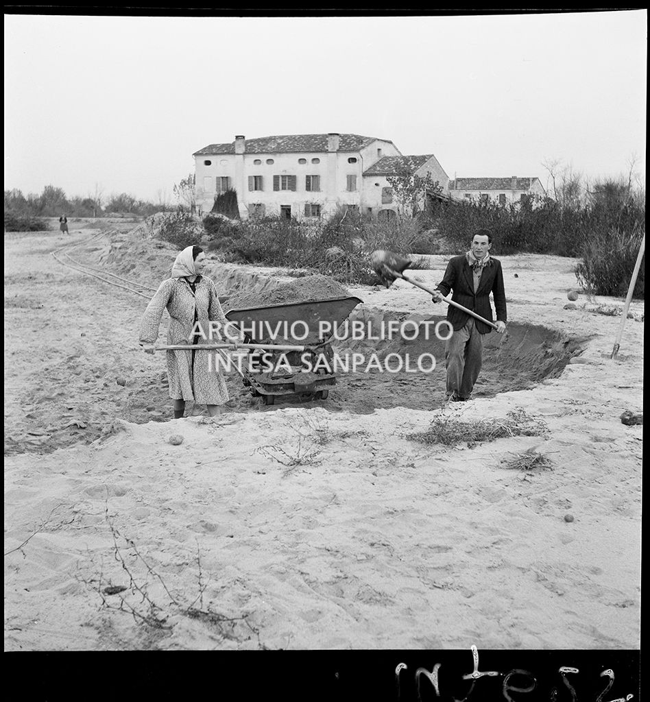 Rimozione della sabbia portata dall'alluvione<br>147625