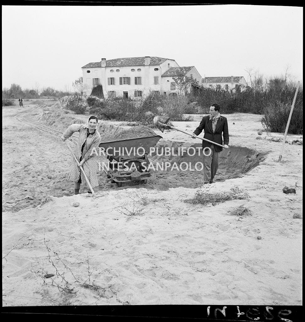 Rimozione della sabbia portata dall'alluvione<br>147626