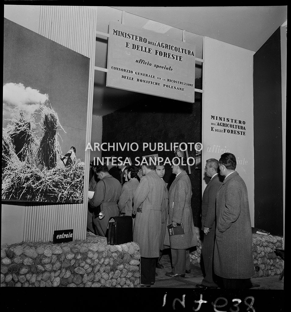 Visitatori in visita alla Mostra della ricostruzione polesana<br>147638