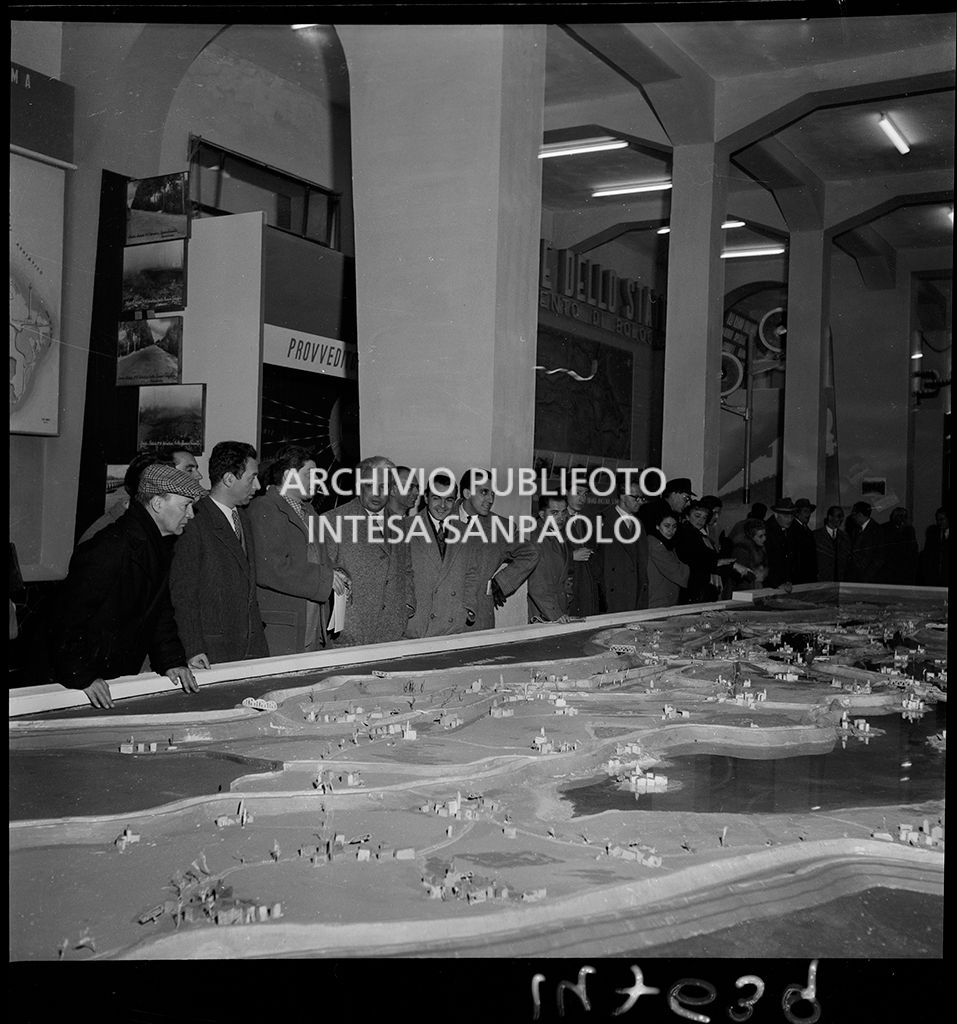 Visitatori in visita alla Mostra della ricostruzione polesana<br>147639