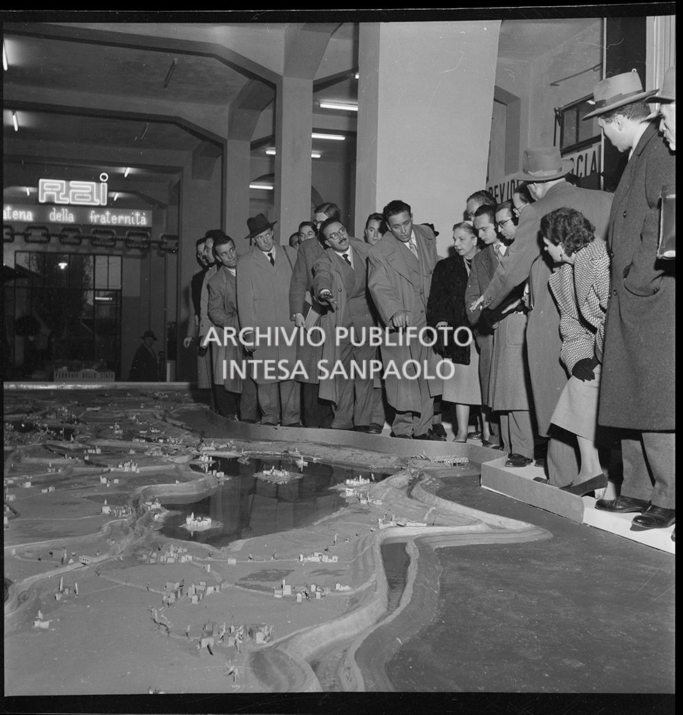 Visitatori in visita alla Mostra della ricostruzione polesana<br>147640