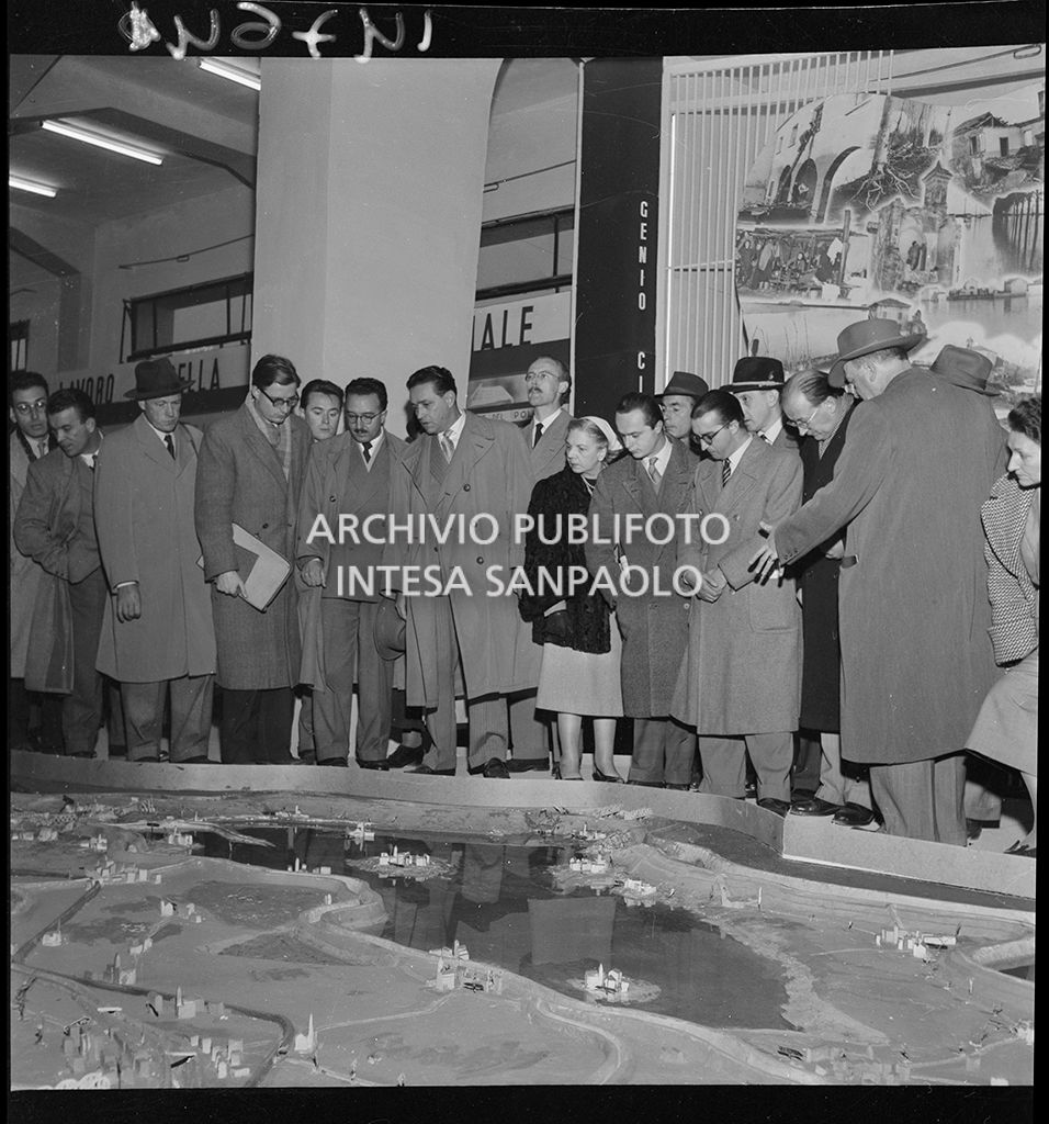 Visitatori in visita alla Mostra della ricostruzione polesana<br>147641