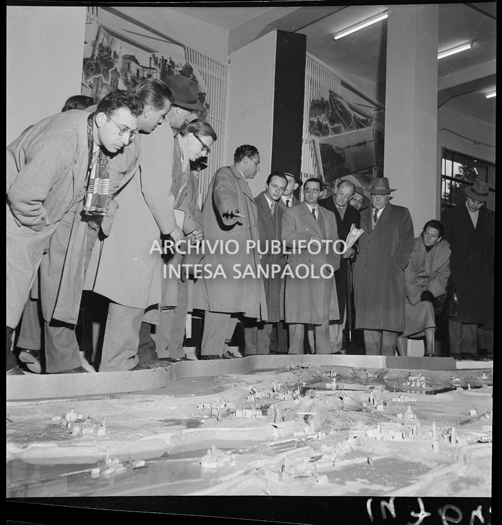 Visitatori in visita alla Mostra della ricostruzione polesana<br>147642