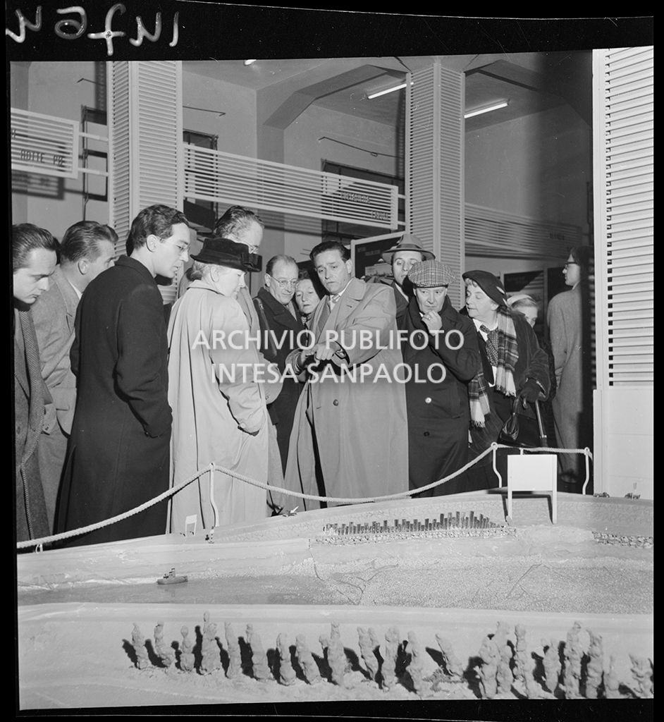 Visitatori in visita alla Mostra della ricostruzione polesana<br>147643