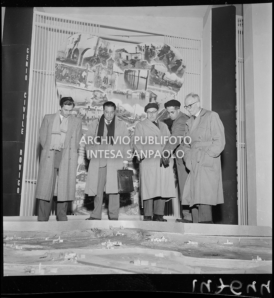 Visitatori in visita alla Mostra della ricostruzione polesana<br>147644