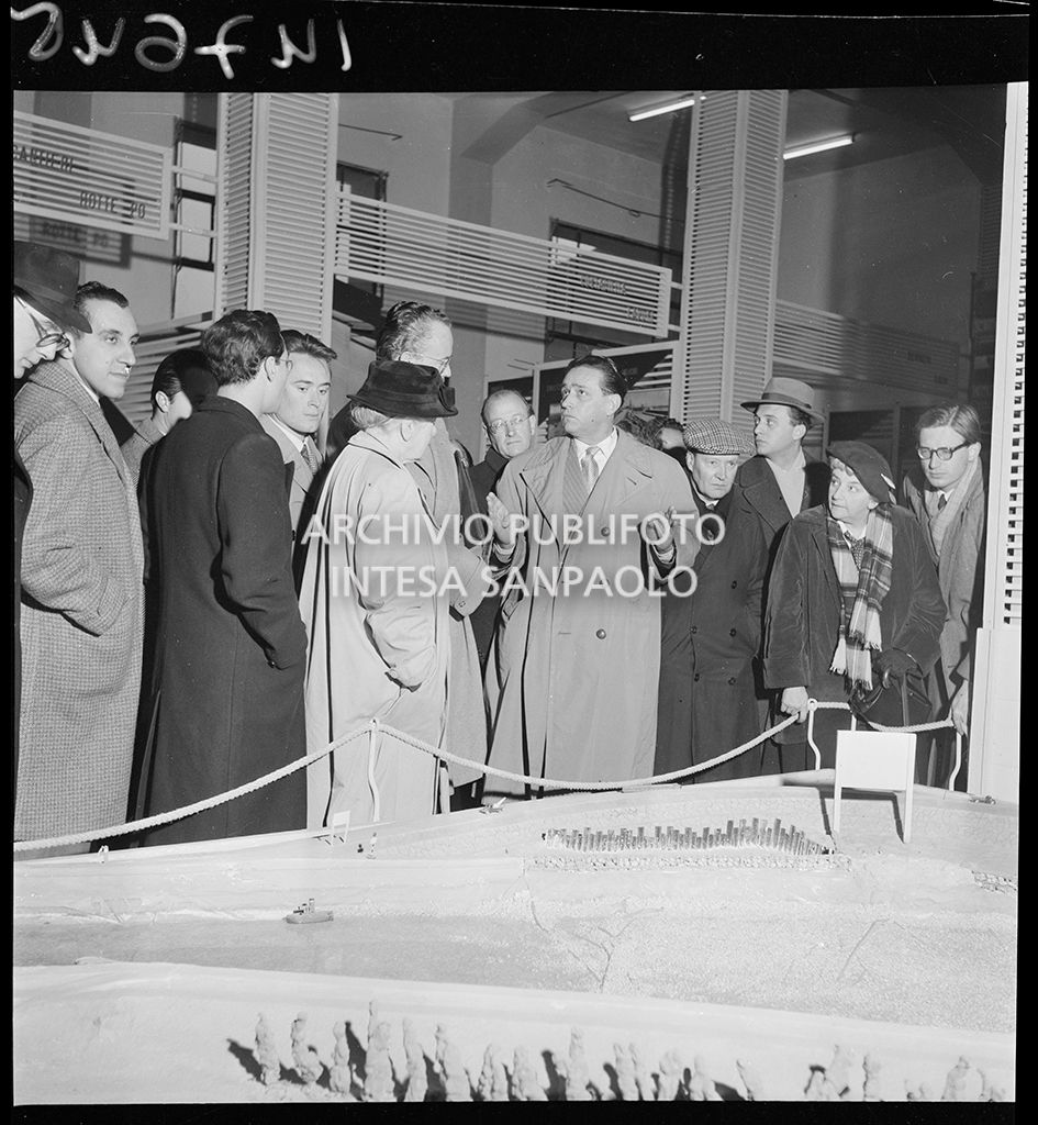 Visitatori in visita alla Mostra della ricostruzione polesana<br>147645