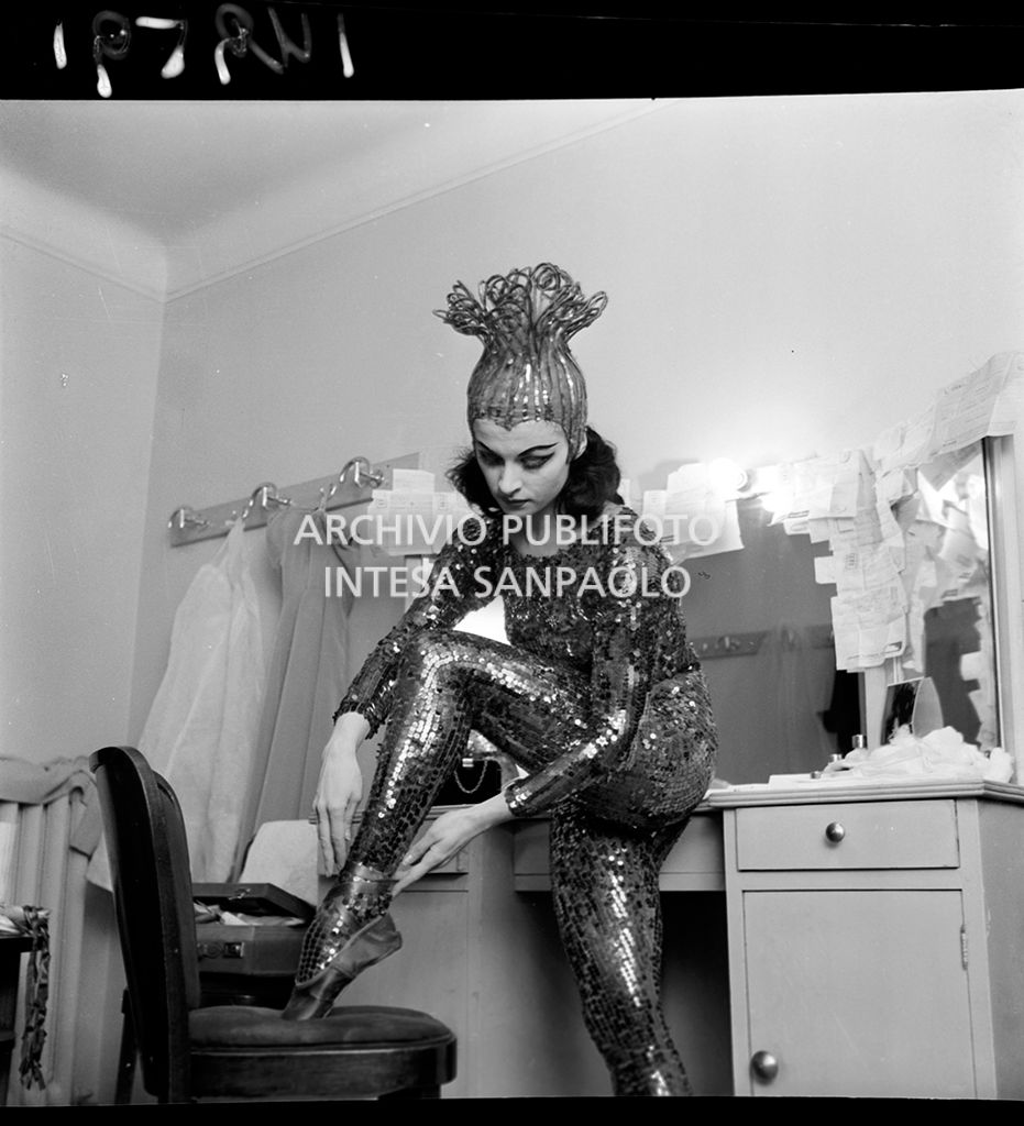 La ballerina Violet Elvin, in camerino la sera dell'inaugurazione della stagione lirica 1952-1953 con l'opera "Macbeth", di Giuseppe Verdi, diretta da Victor de Sabata, con la regia di Carl Ebert
